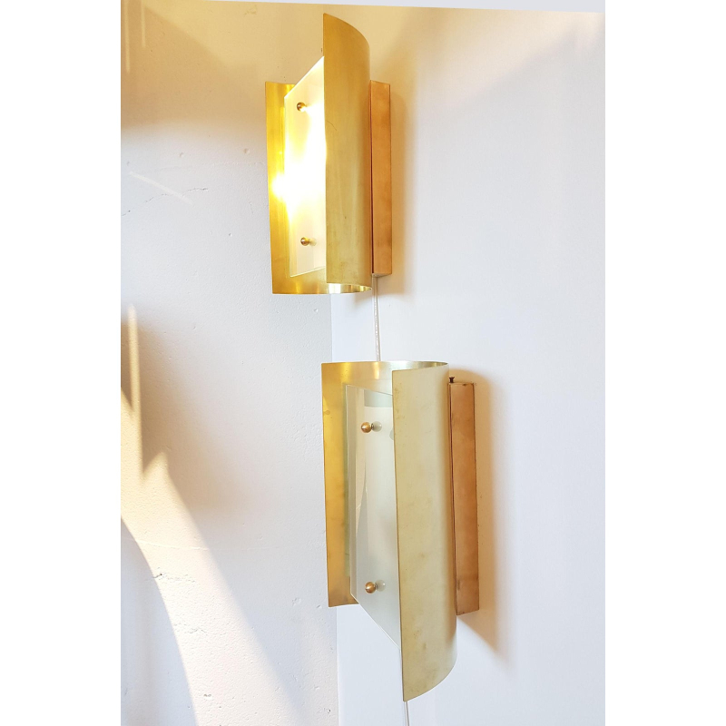 dlightus-bespoke-pair-of-brass-wall-sconces-with-frosted-glass-0385